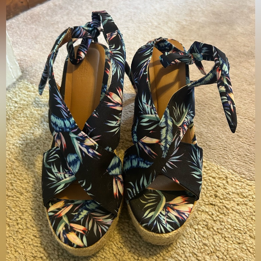 Charlotte Russe Wedge. Size 9